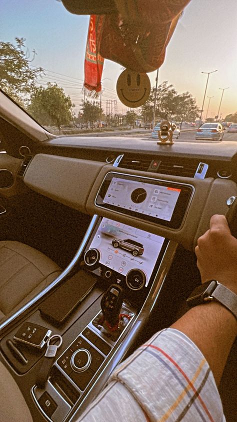 Range Rover India Snapchat, Range Rover Velar Aesthetic, Range Rover Velar Wallpaper, Range Rover Snap, Velar Range Rover, Range Rover Vogue Autobiography, Land Rover Velar, Range Rover Interior, Range Rover Autobiography