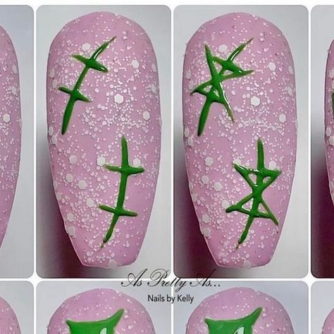 Holly Nail Art Tutorial, Christmas Holly Nail Art, Holly Nails Christmas, Holly Nail Art, Holly Nails, Green Christmas Nails, Foil Nail Designs, Simple Draw, Berry Nails