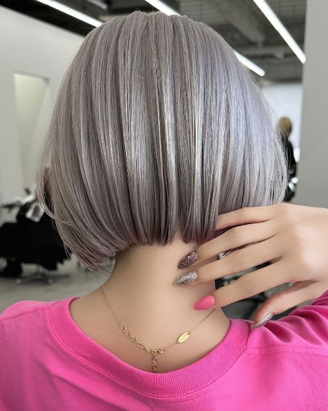 Bob haircuts have stood the test of time, and their versatility makes them a favorite among those seeking a stylish and easy-to-manage look. If you’re contemplating a bob, here are 25 bob haircut ideas to inspire your next trip to the salon. #bobhaircutideasforwomen #bobhaircutideaswithbangs #bobhaircutideasforroundface Short Hair Dos, Grey Bob Hairstyles, Feathered Layers, Classic Bob Haircut, Bob Haircut Ideas, Bob Hair Color, Grey Hair Styles For Women, Chin Length Hair, A Bob