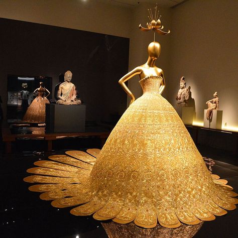 New on the blog my visit to the Met to see the exhibit "China through the looking glass" http://www.jacketsociety.com/the-met-exhibit-china-through-the-looking-glass/ Guo Pei, Met Gala Dresses, Met Ball, Gold Gown, Chinese Fashion, Costume Institute, Anna Wintour, Gala Dresses, Through The Looking Glass