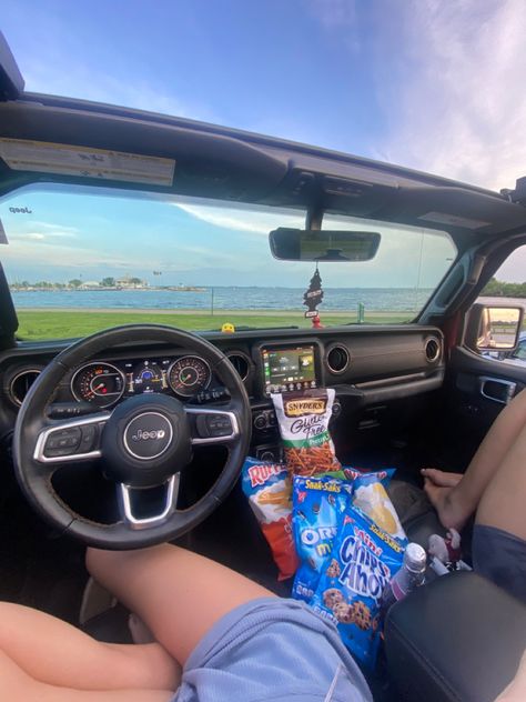 Jeep Wrangler Date Ideas, Jeep Car Accessories, Cute Jeep Interior, Keep Wrangler Accessories, Jeep Wrangler Accessories Interiors, Jeep Interior Aesthetic, Cute Jeep Accessories, Jeep Decorations, Jeep Aesthetic