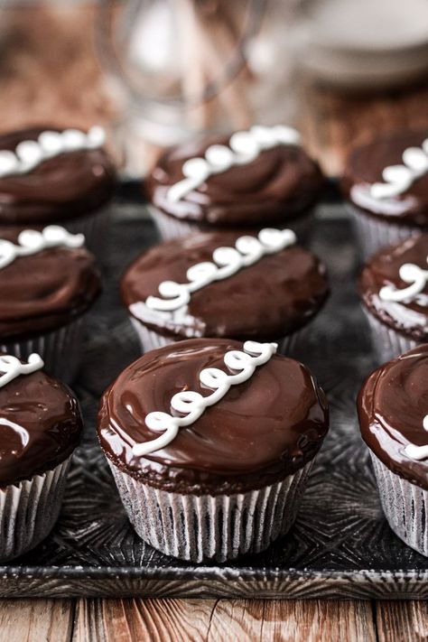 An easy recipe for high altitude tested homemade chocolate hostess cupcakes, with marshmallow filling, creamy chocolate ganache and curly icing. You'll love this nostalgic treat! Marshmallow Cream Filling, Ganache Cupcakes, Chocolate Ganache Cupcakes, Cool Cake Ideas, Marshmallow Filling, Cupcake Photography, Hostess Cupcakes, Chocolate Cake Decorating, High Altitude Baking