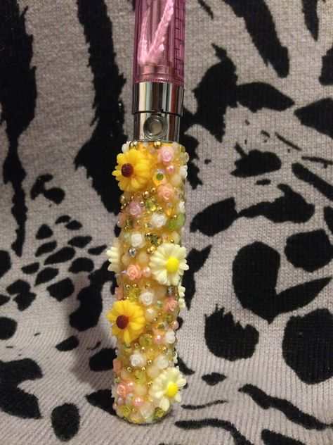 Decorated Pen Battery, Bedazzled Pen Batteries, Bedazzled Battery, Bedazzled Pen, Diy Decorate Lighter, Rhinestone Lighter, Bling Ideas, Crystal Pen, Rhinestone Projects