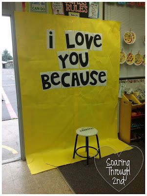 children hold a cue card with answer... Could do this for lots of things and change the prompts Mother's Day Projects, Teaching Holidays, Cadeau Parents, Foto Tips, Groundhog Day, Classroom Fun, Classroom Crafts, Mors Dag, Mom Day