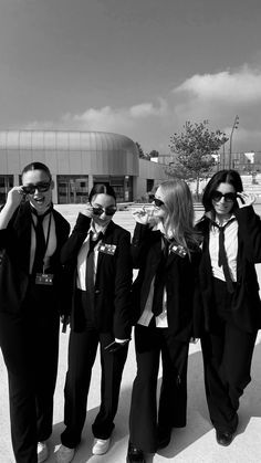 Friends Cosplay Ideas, Men In Black Spirit Day, Men In Black Women Costume, Man In Black Costume Women, Mib Costume Women, Man In Black Costume, Men In Black Costume Ideas, Men In Black Costume For Women, Mib Costume