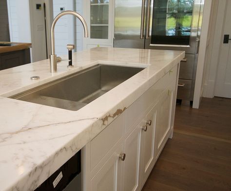 Distinctive Granite and Marble Beige Quartz Countertops, Quartz Countertop Kitchen, Kitchen Countertop Trends, Quartzite Countertops Kitchen, Gold Granite Countertops, Black Quartz Countertops, Kitchen 2021, Gold Veins, Quartz Kitchen Countertops