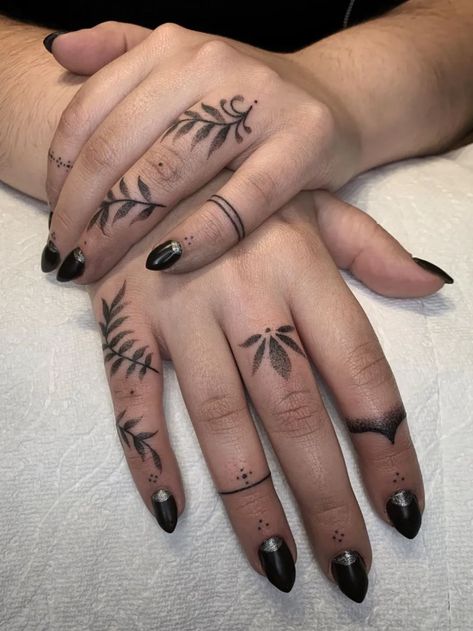 Black And White Tattoos, Tattoo Main, Toe Tattoos, Full Hand Tattoo, White Tattoos, Small Finger Tattoos, Tato Henna, Finger Tattoo For Women, Finger Tats