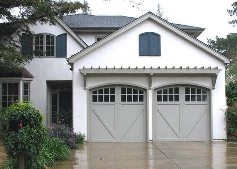 Grey Garage Doors, Garage Trellis, Officine In Garage, Triple Garage, Carriage House Garage Doors, Garage Door House, Carriage House Doors, Garage Door Paint, Garage Pergola