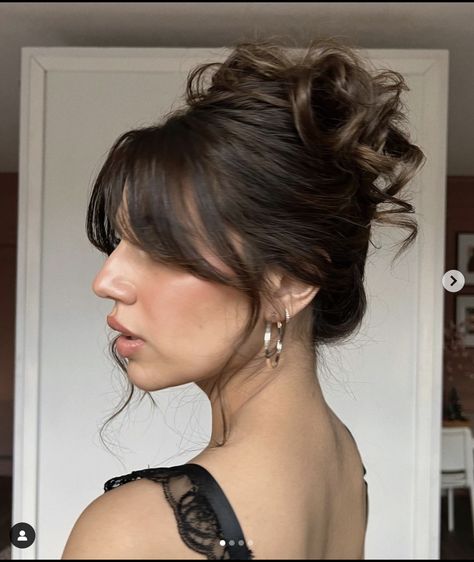 Messy High Bun With Bangs, Md Hairstyles, Messy Bun With Bangs, Chic Hairstyle, Ball Hair, Guest Hair, Messy Updo, Hair Magazine, Wedding Guest Hairstyles