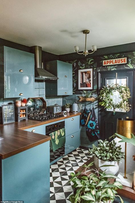 Mother-of-three reveals how she took her Victorian house from drab to stunning on a budget Interior Design Per La Casa, Eclectic Kitchen, Dark Home Decor, Eclectic Home, Dream House Decor, Home Decor Tips, Dream Home Design, Home Decor Kitchen, Victorian Homes