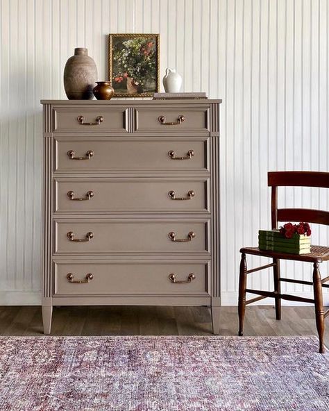 Bedroom Drawers Ideas, Beige Dressers, Classic Dressers, Cherry Furniture, Different Lighting, Dresser Painted, Revamp Furniture, Painted Bedroom Furniture, Vintage Dresser