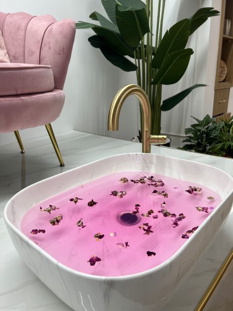 pedicure spa Fish Pedicure Spas, Gelish Pie, Pedicure Bowl Ideas, Jelly Pedi Spa, Pedicure Spa Ideas, Pedi Station, Pedicure Pictures, Fish Pedicure, Manicure Pictures