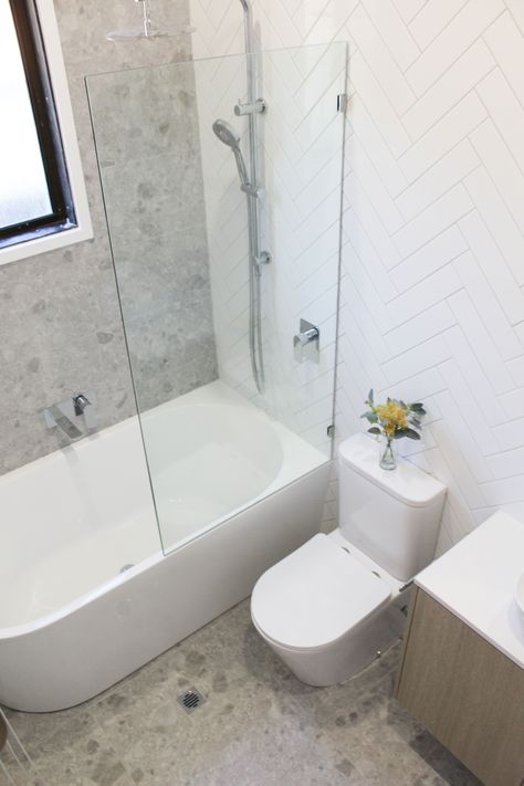 Shower Above Bath Ideas, Bathroom With Bath And Shower Layout, Bath Tub And Shower Combo Ideas, Soaker Tub Small Bathroom, Scandinavian Small Bathroom, Small Bathroom Farmhouse, Shower Over Bath Ideas, Soaker Tub Shower Combo, Freestanding Shower Bath