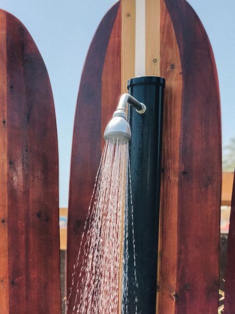 20 Stunning Outdoor Shower Ideas to Borrow for Your Own Backyard Outdoor Shower Base Ideas, Outdoor Pool Shower Ideas, Outdoor Shower Design, Outdoor Shower Ideas, Outside Showers, Cle Tile, Yellow Colour Scheme, Tile Saw, Corrugated Metal