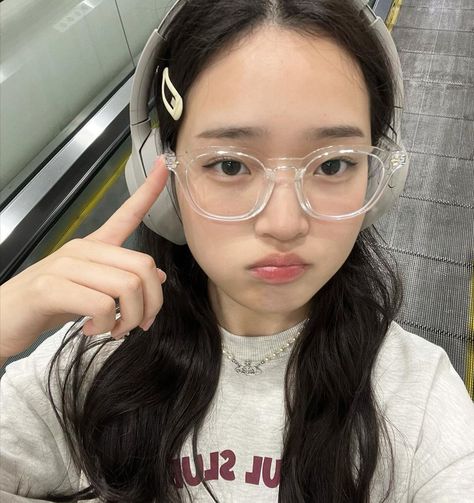 Acubi Style, Cute Headphones, Perfect Selfie, Trendy Glasses, Cream Aesthetic, Training Clothes, I Love Girls, Really Cute Outfits, Just Girl Things