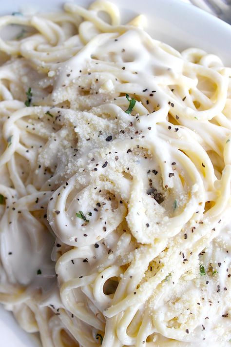 You are going to want to keep this simple recipe for Low Fat Alfredo Sauce handy!! #delicious Low Calorie Alfredo, Low Calorie Alfredo Sauce, Low Fat Alfredo Sauce, Healthy Alfredo Sauce Recipe, Healthy Alfredo, Healthy Alfredo Sauce, Alfredo Sauce Recipe Easy, Quinoa Pasta, Low Carb Low Fat