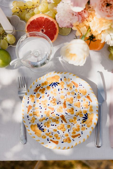 Wedding Italian vibes: a sunny editorial shoot — Marie Thibault — Photographer Italian Vibes, Editorial Shoot, Floral Plates, Wedding Decor Inspiration, Italian Wedding, Organic Shapes, Elopement Photographer, Wedding Colors, A Wedding