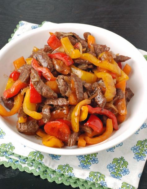 Chinese Recipe - Shanghai Pepper Steak. http://foodmenuideas.blogspot.com/2014/03/chinese-recipe-shanghai-pepper-steak.html Chinese Pepper Steak Recipe, Chinese Food Menu, Chinese Pepper Steak, Black Pepper Beef, Pepper Beef, Pepper Steak Recipe, Meals Of The Day, Chinese Recipe, Pepper Steak