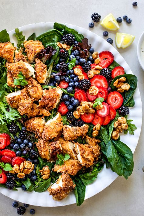 Southern Fried Chicken Salad, Salad With Fried Chicken, Fried Chicken Party Ideas, Fried Chicken Salad Recipe, Crispy Chicken Salad, Fried Chicken Salad, Filling Salads, Chicken Tender Salad, Fried Chicken Salads