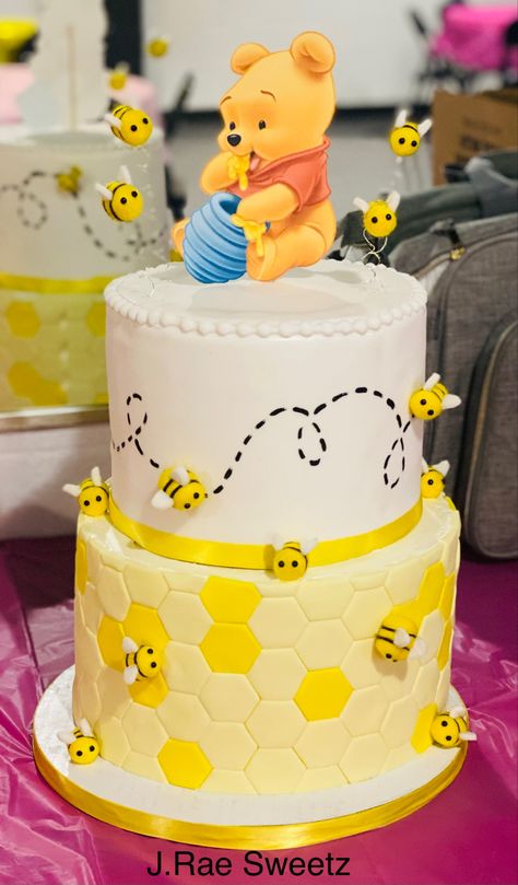 Winnie The Pooh Cakes, Baby Shower Reveal Ideas, Winnie Poo, Pooh Cake, Baby Gender Reveal Party Decorations, Winnie The Pooh Cake, Honey Bee Baby Shower, Baby Shower Sweets, Baby First Birthday Cake