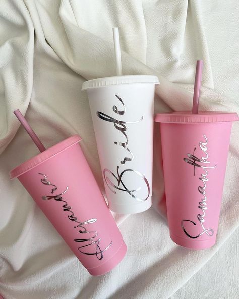 Bridesmaids 👰🏻‍♀️💐 Pide tus vasos venti para tus damas, tenemos en varios colores y puedes personalizarlos como más te guste… | Instagram Babby Shower, Scan N Cut Projects, Bridal Shower Inspo, Vinyl Tumblers, August 27, Cup Wrap, Team Bride, Cricut Projects, Manila