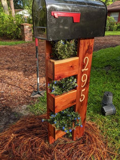 Pallet Mailbox Ideas, Farmhouse Mailboxes, Mailbox Diy, Creative Mailbox, Rustic Mailboxes, Cool Mailboxes, Mailbox Stand, Mailbox Makeover, Wooden Mailbox