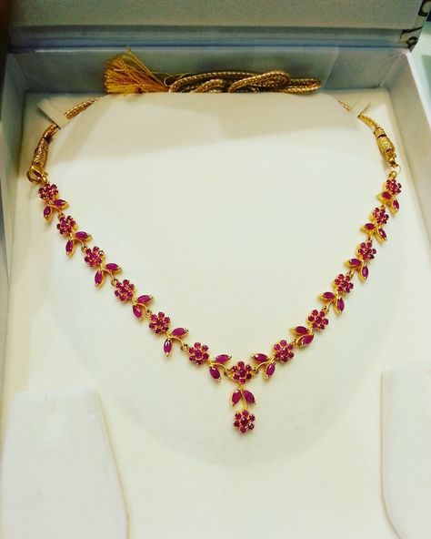 Kempu Necklace Gold, Kempu Necklace, Simple Ruby Necklace Designs, Ruby Necklace Indian Gold, Ruby Necklace Designs, Ruby Jewelry Necklaces, Gold Ruby Necklace, Simple Necklace Designs, Coral Jewelry Set