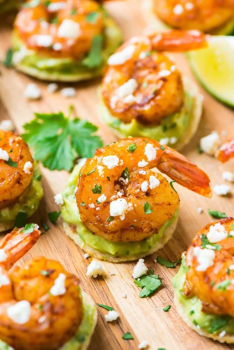 Spicy Shrimp Guacamole Bites are the perfect appetizer recipe for any party! Store bought tortilla chips topped with guacamole and juicy roasted shrimp. Shrimp Guacamole, Shrimp Bites, Avocado Appetizer, Guacamole Bites, Spiced Shrimp, Shrimp Appetizer Recipes, Shrimp Appetizer, Spicy Guacamole, Shrimp Appetizers