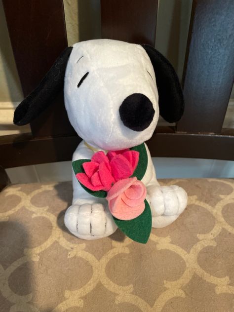 Snoopy Flower Bouquet, Snoopy Bouquet, Sanrio Plushie Bouquet, Sanrio Plush Bouquet, Snoopy Plush Aesthetic, Bouquet Of Pink Flowers, Snoopy Stuffed Animal, Snoopy Things, Flower Gift Ideas