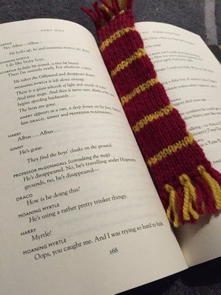 Harry Potter Knit, Harry Potter Bookmark, The Cursed Child, Baby Food Jar Crafts, Harry Potter Crochet, Crochet Mug Cozy, Harry Potter Scarf, School Of Witchcraft, Crochet Bookmarks