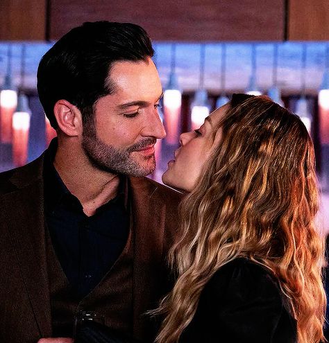 Lucifer And Chloe Aesthetic, Lucifer X Chloe, Lucifer Chloe, Lucifer And Chloe, Whatsapp Dps, Joe Henderson, Fictional Couples, Power Couples, Chloe Decker