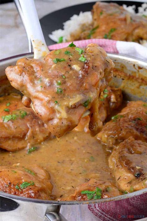 Easy Chicken And Gravy, Smother Chicken, Creamy Chicken Gravy, Smothered Chicken And Gravy, Smothered Chicken Recipes, Panini Recipes Chicken, Chicken Gravy Recipe, Chicken And Gravy, Smothered Chicken