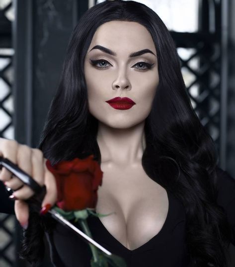 Morticia Addams Makeup, Extreme Make-up, Vampire Makeup, Morticia Addams, Halloween Tattoo, Vampire Girls, Goth Beauty, Goth Women, Dark Makeup