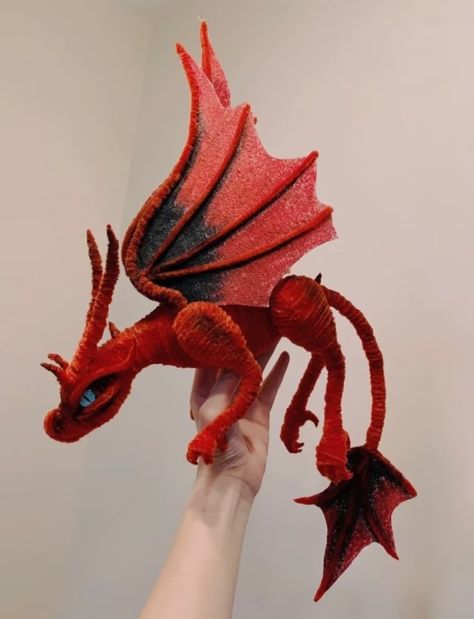 Pipe Cleaner Dragon, Chenille Stem Animals, Christmas Present Ideas For Family, Pipe Cleaner Art, Dragon Doll, Dragon Crafts, Pipe Cleaner Crafts, Hot Melt Adhesive, Chenille Stems