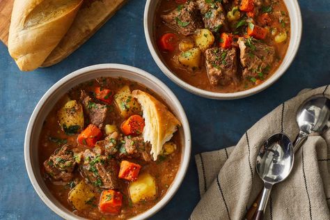 Classic Slow-Cooker Beef Stew Slow Cooker Recipes Beef Stew, Chocolate Cobbler, Cocktail Meatballs, Recipes Meat, Chicken Healthy, Slow Cooker Beef Stew, Classic Recipes, Beef Stew Recipe, Dinner Plan