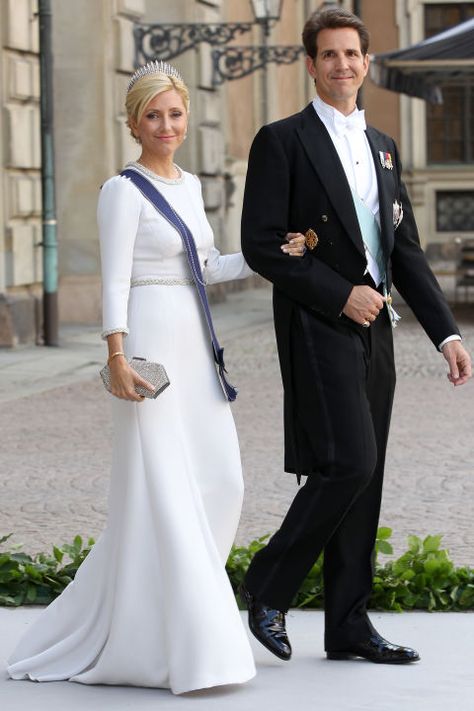 The couple lived in Greenwich, Connecticut and New York City before moving to London. Again, the Princess is wearing Valentino here – Mr. Valentino is a good friend of hers. Marie Chantal Of Greece, Royal Closet, Greek Royalty, Greek Royal Family, Marie Chantal, Style Royal, Estilo Real, American Princess, Princess Madeleine