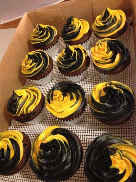 Bruins cupcakes posted by Angie Carroll onto Boston Bruins 2011 Stanley Cup Champions facebook page Black And Gold Food Ideas, Steelers Themed Birthday Party, Pittsburgh Penguins Cake, Black And Yellow Birthday Cake, Hockey Cupcakes Ideas, Steelers Cupcakes, Pittsburgh Steelers Cupcakes, Pittsburgh Penguins Hockey Cake, Boston Bruins Cake Birthdays