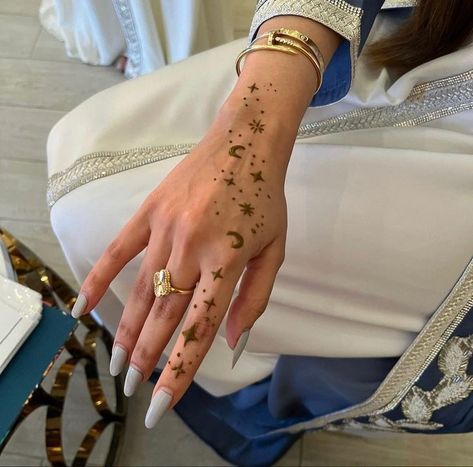 Small Henna Designs, Cute Henna Designs, Cute Henna Tattoos, Henna Style Tattoos, Small Henna, Henna Designs Wrist, Henna Inspired Tattoos, Henna Nails, Cute Henna