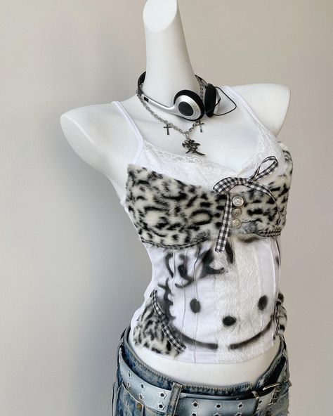 😈Y2K leopard tank top. #y2kfashion #y2k #hellokitty #harajukufashion #hellokittylover Blue Mcbling, Leopard Tank Top, Purse Covers, Tank Top Y2k, Leopard Tank, Cross Shirts, Harajuku Fashion, Y2k Fashion, Types Of Fashion Styles