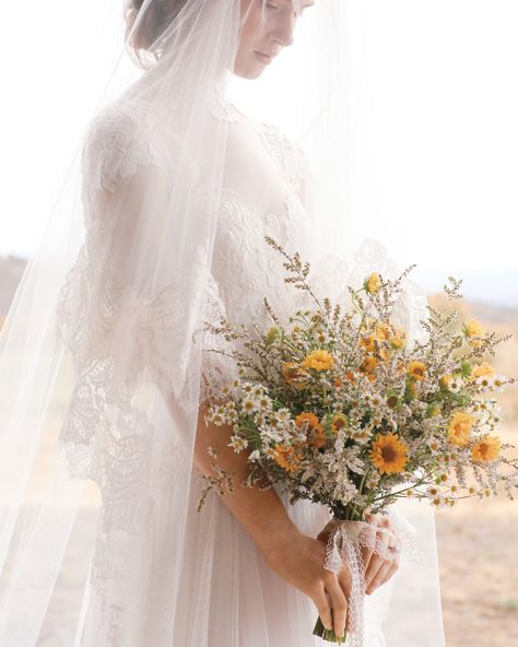 Wild Bouquet Simple Bouquet, Wedding Ideas On A Budget, Simple Wedding Bouquets, Rustic Wedding Ideas, Fall Wedding Ideas, Rustic Bouquet, Rustic Wedding Flowers, Country Chic Wedding, Wildflower Bouquet