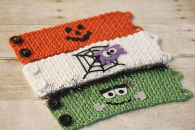 Repeat Crafter Me: Halloween Crocheted Cup Cozy Pattern Knitted Halloween, Crocheted Halloween, Coffee Crochet, Cup Cosy, Cup Cozy Pattern, Crochet Mug Cozy, Crochet Coffee Cozy, Crochet Coffee, Cup Cozies