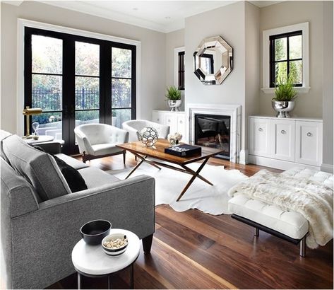 Black, white, gray living room with brown hardwood floors. Terrace Living Room, Casa Vintage, Trendy Living Rooms, Living Room Sectional, Couch Furniture, Living Room Grey, Couches Living Room, Living Room Inspiration, A Living Room