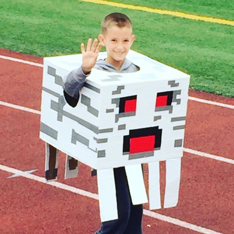 Minecraft Ghast Costume Minecraft Family Costume, Minecraft Halloween Costume, Minecraft Halloween, Tom Gates, Minecraft Costumes, Diy Halloween Costumes Easy, Minecraft Birthday, Minecraft Party, Halloween Books