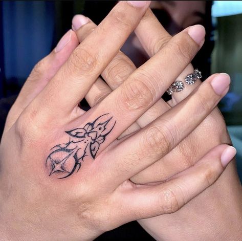 Minimal Tattoo Hand, Hand Palm Tattoos, Tattoos For Moms, Name Tattoos For Moms, Palm Tattoos, Sharpie Tattoos, Small Pretty Tattoos, Tattoo Hand, Petite Tattoos