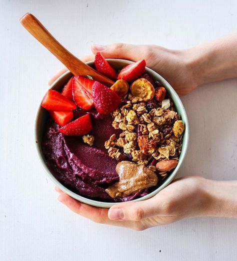 Açai Aesthetic, Aesthetic Sweets, Acai Bowl Recipe, Frozen Acai, Foodie Breakfast, Acai Bowls Recipe, Smoothie Shop, San Paolo, Smoothie Bowls