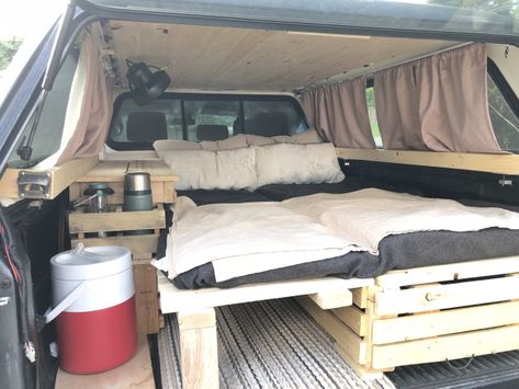 Camping Truck Bed, Truck Topper Camping, Truck Cap Camping, Pickup Camping, Camping Truck, Pickup Trucks Camping, Camping Setup, Truck Camper Shells, Truck Living