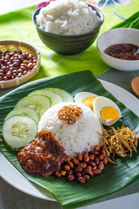 Malaysian Nasi Lemak, Nasi Lemak Photography, Nasi Uduk Aesthetic, Nasi Lemak Aesthetic, Malaysia Poster, Food Malaysia, Malaysian Recipes, Masakan Malaysia, Malaysia Food