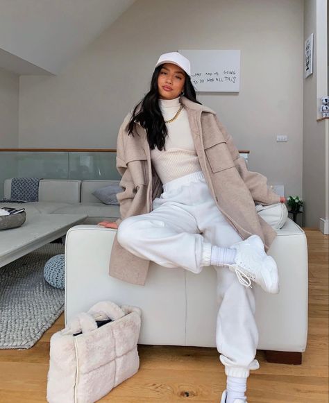 Oficial Outfit Women, Boujee Fall Outfits, University Outfit Ideas Winter, Korean University Fashion, White Sweatpants Outfit, Lazy Girl Outfits, Long Flight Outfit, How To Style Sweatpants, Air Max Outfit