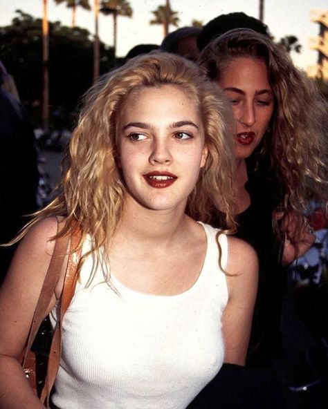 Drew Barrymore Aesthetic, 90s Makeup Looks, Drew Barrymore Hair, Drew Barrymore 90s, Drew Barrymore Style, 90s Makeup Look, 90s Makeup, Manic Pixie Dream Girl, Look Retro