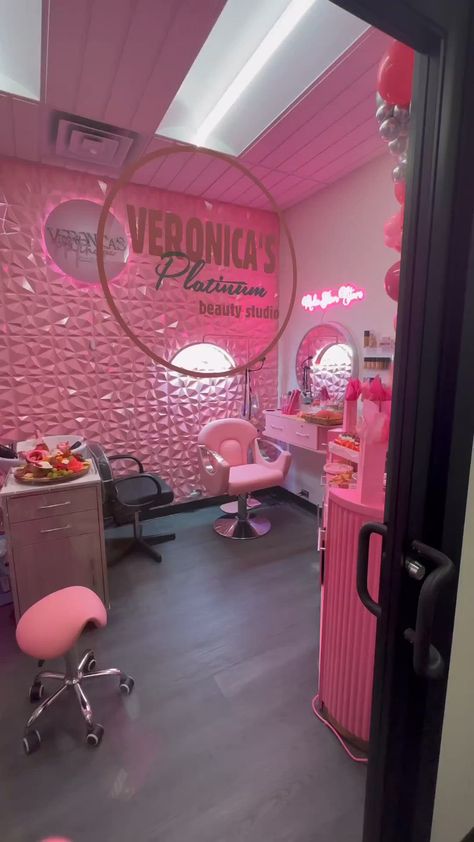 Makeup Vanity Decor Ideas, Vanity Decor Ideas, Salon Suite Decor, Beauty Shop Decor, Makeup Vanity Decor, Makeup Studio Decor, Pink Salon, Home Hair Salons, Beauty Room Salon